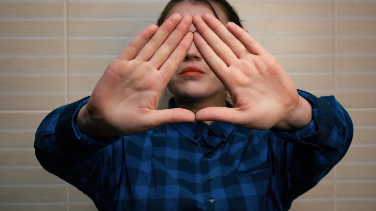 The income, mental health and physical health triangle, unpacked
